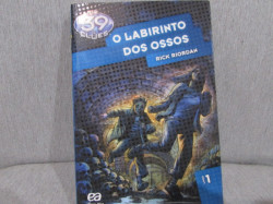 Capa de O labirinto dos ossos volume 1 - Rick Riordan