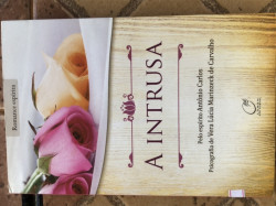 Capa de A intrusa - Vera Lúcia Marinzeck de Carvalho; Espírito Antonio Carlos