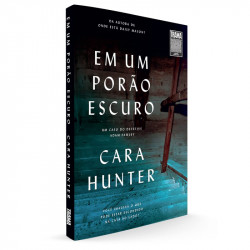 Capa de Em um Porão Escuro - Cara Hunter