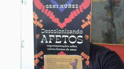 Capa de Descolonizando Afetos - Geni Nuñez
