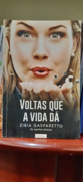 Capa de Voltas que a vida dá - Zibia Gasparetto