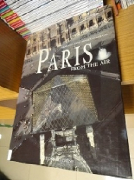 Capa de Paris from the air - Yann and Anne Arthus - Betrand
