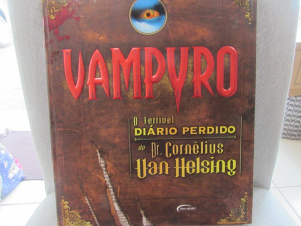 Capa de Vampyro - O Terrível Diário Perdido do Dr. Cornélius Van Helsing - Cornélius Van Helsing