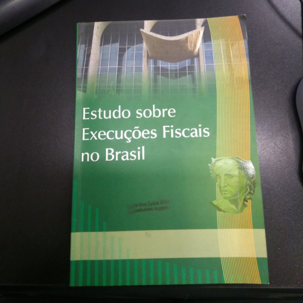 Capa de Estudo sobre Execuções Fiscais no Brasil - PGFN e CEBEPEJ