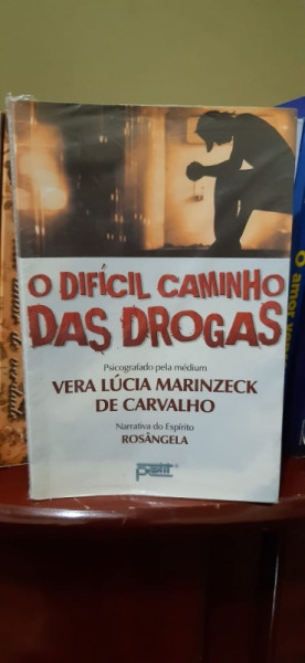 Capa de O difícil caminho das drogas - Vera Lúcia Marinzeck de Carvalho; Espírito Rosângela