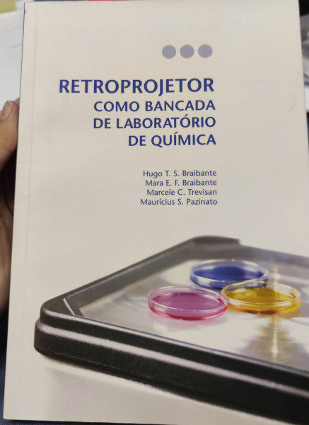 Capa de Retroprojetor como Bancada de Laboratório de Química - Hugo T. S. Braibante, Mara E. F. Braibante, Marcele C. Trevisan, Maurícius S. Pazinato.